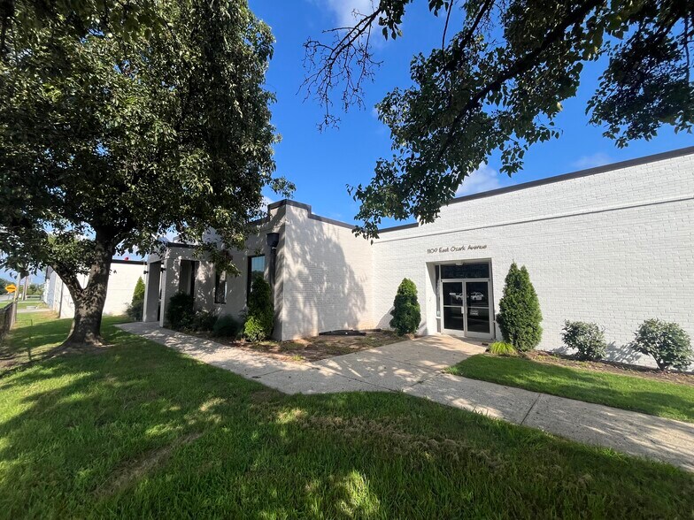 1109 E Ozark Ave, Gastonia, NC à louer - Photo de l’immeuble – Image 2 sur 14