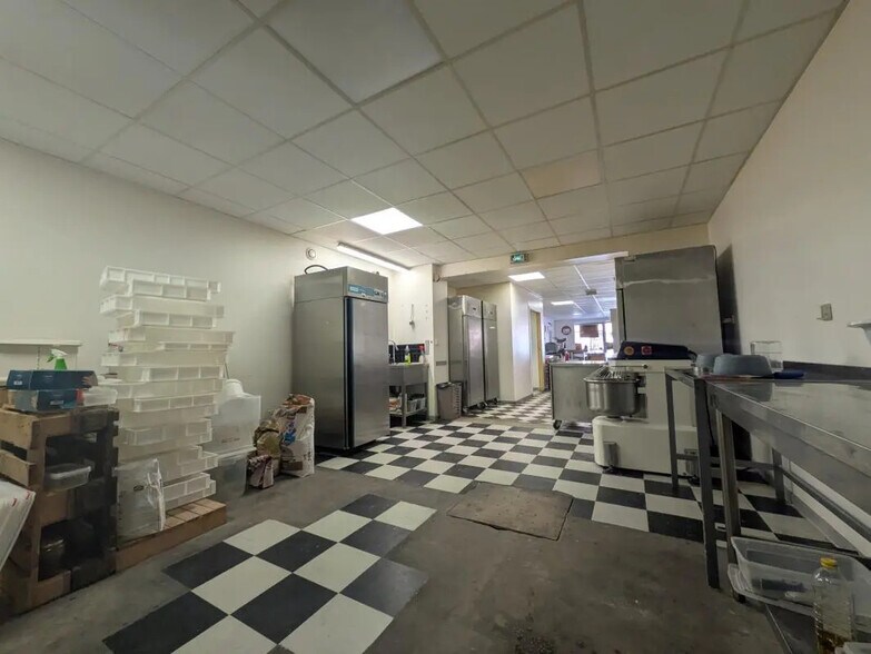 Local commercial dans Meyrargues à vendre - Photo intérieure – Image 2 sur 8