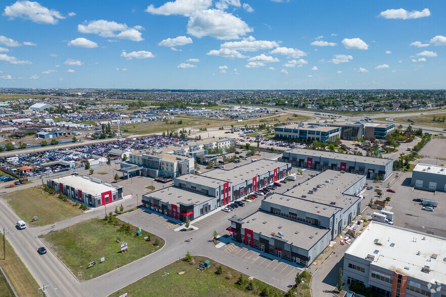 6520 36 St NE, Calgary, AB à vendre - Aérien – Image 2 sur 6