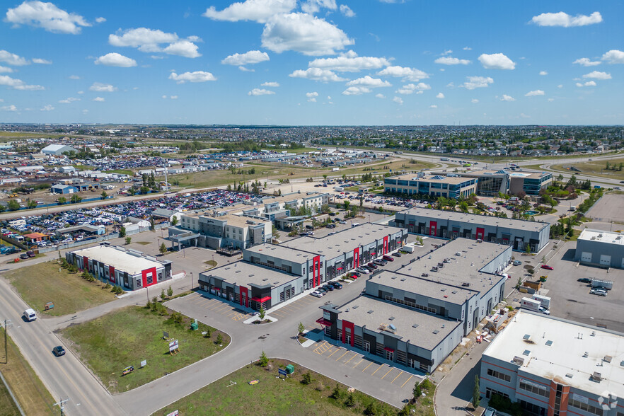 6520 36 St NE, Calgary, AB à vendre - Aérien – Image 2 sur 6