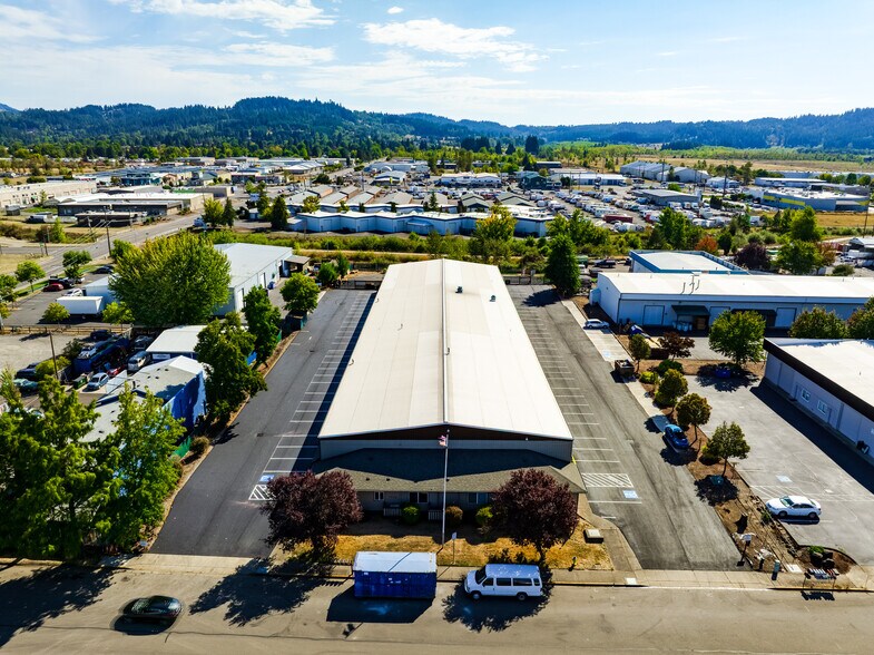 4216 W 7th Ave, Eugene, OR à louer - Photo de l’immeuble – Image 3 sur 5