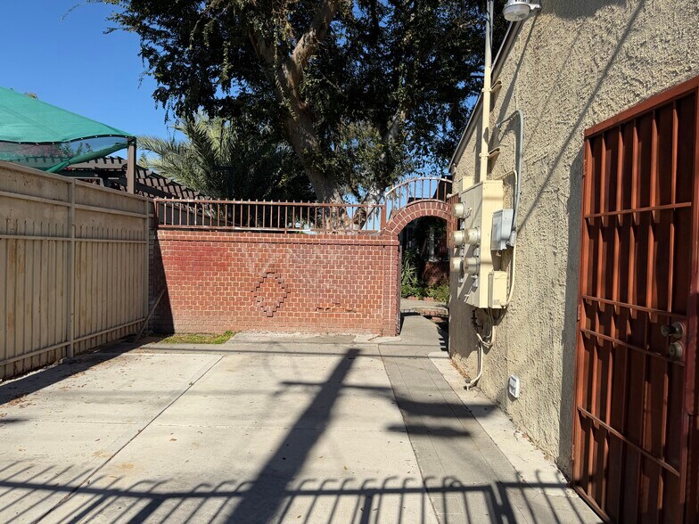 338 W Magnolia St, Compton, CA à vendre - Photo de l’immeuble – Image 3 sur 6