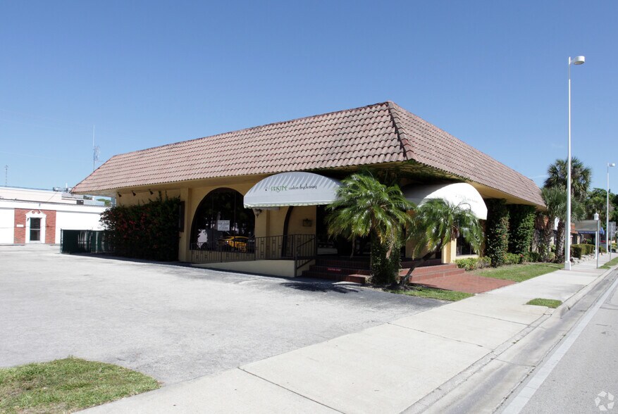 382 9th St S, Naples, FL à vendre - Photo de l’immeuble – Image 3 sur 5