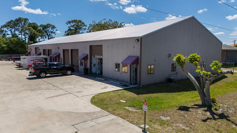 1556-1578 SE South Niemeyer Cir, Port Saint Lucie, FL à vendre - Photo de l’immeuble – Image 1 sur 20