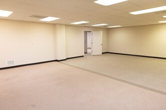 500 W Friendly Ave, Greensboro, NC à louer Photo intérieure– Image 1 sur 10