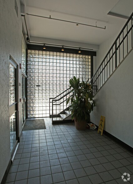606 Virginia St E, Charleston, WV à louer - Hall d’entrée – Image 3 sur 4