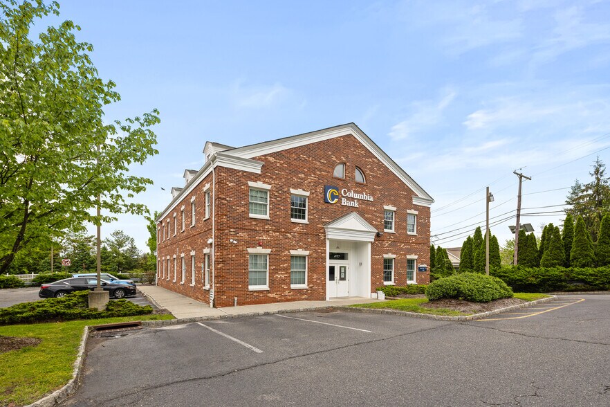 1027 Pompton Ave, Cedar Grove, NJ à vendre - Photo principale – Image 1 sur 5