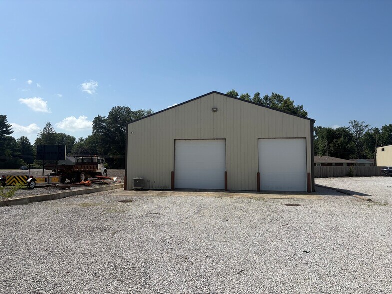 1698 E Davis Dr, Terre Haute, IN à louer - Photo de l’immeuble – Image 2 sur 12