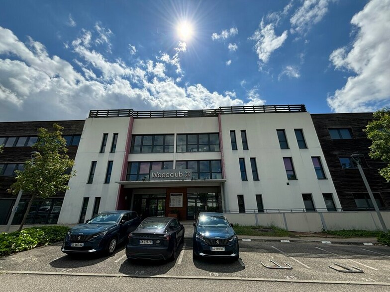 97 Allée Alexandre Borodine, Saint-Priest à louer - Photo de l’immeuble – Image 2 sur 3