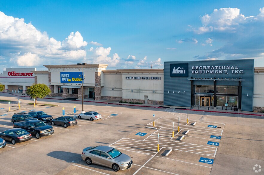 17711 SH 249, Houston, TX à louer - Photo de l’immeuble – Image 1 sur 5