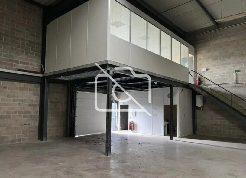 Industriel/Logistique dans Le Perray-en-Yvelines à vendre - Photo de l’immeuble – Image 2 sur 2