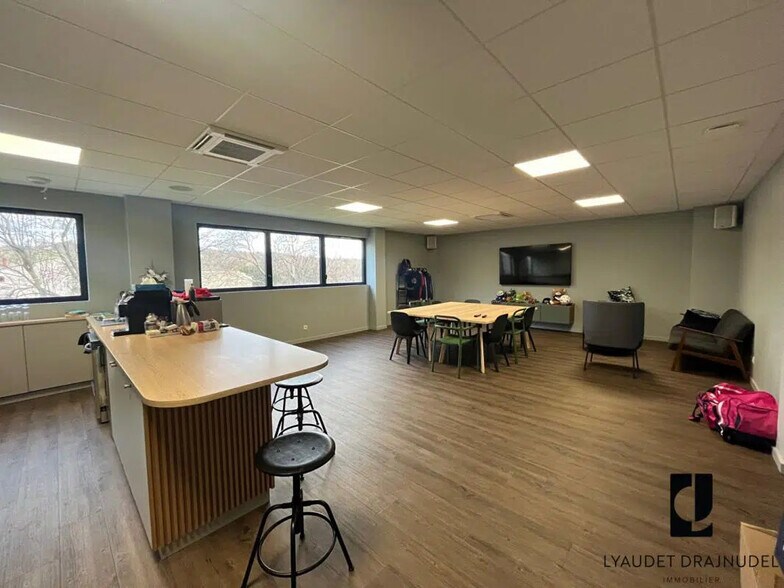 Local d'activités dans Le Coteau à vendre - Photo de l’immeuble – Image 2 sur 12