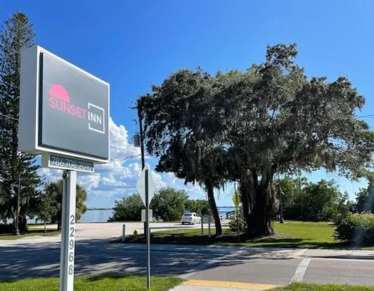 22968 Bayshore Rd, Port Charlotte, FL à vendre - Photo de l’immeuble – Image 2 sur 17