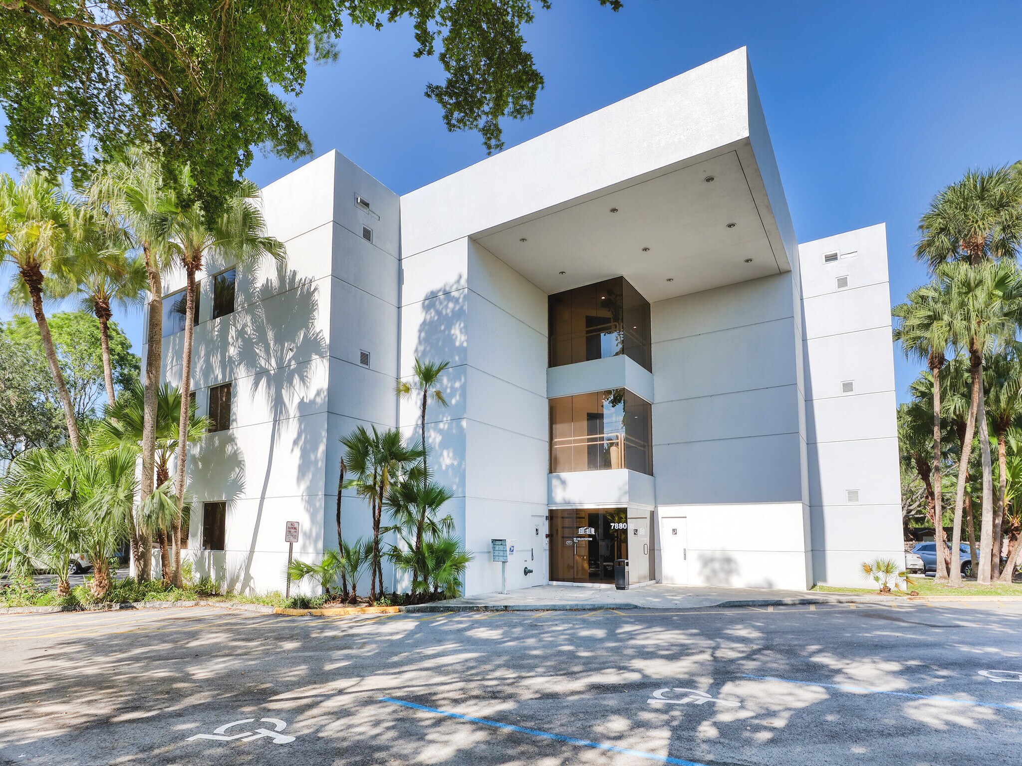 7880 N University Dr, Tamarac, FL à louer Photo principale– Image 1 sur 35