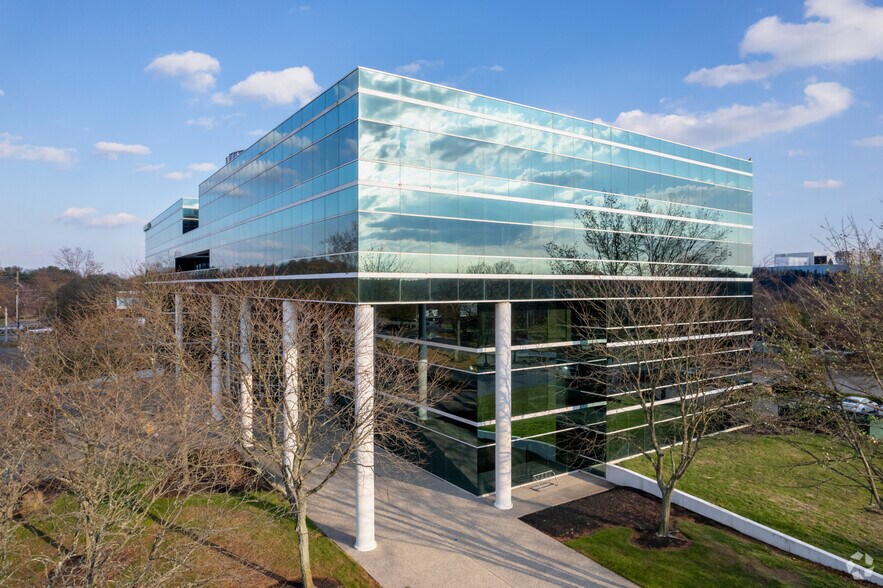 1000 Atrium Way, Mount Laurel, NJ à louer - Photo de l’immeuble – Image 2 sur 6
