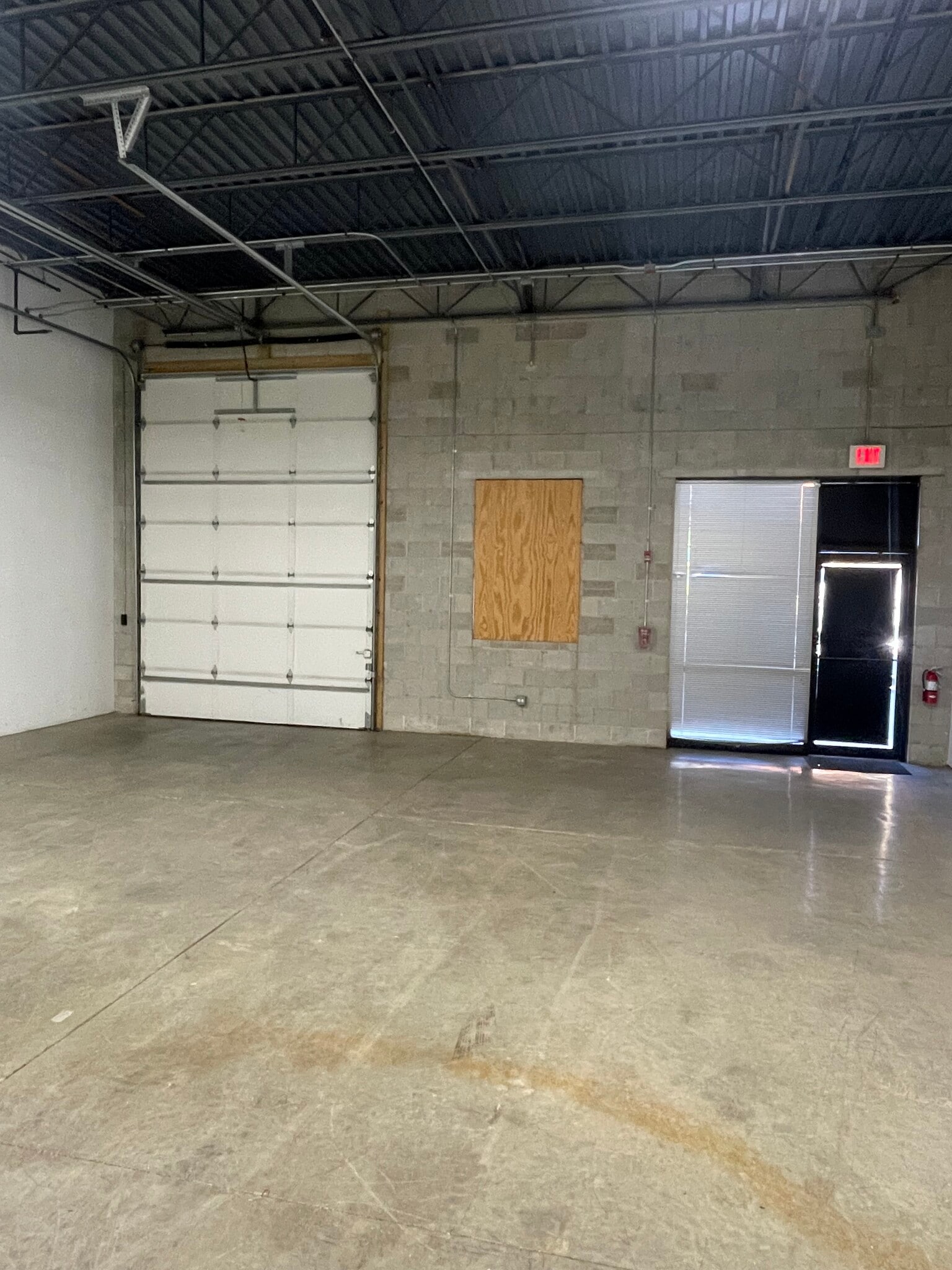 837 Oakton St, Elk Grove Village, IL à louer Photo intérieure– Image 1 sur 2