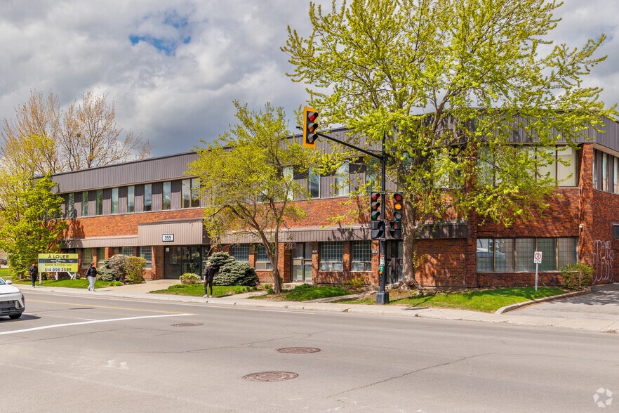 355-379 Av Sainte-Croix, Montréal, QC à louer - Photo principale – Image 1 sur 6