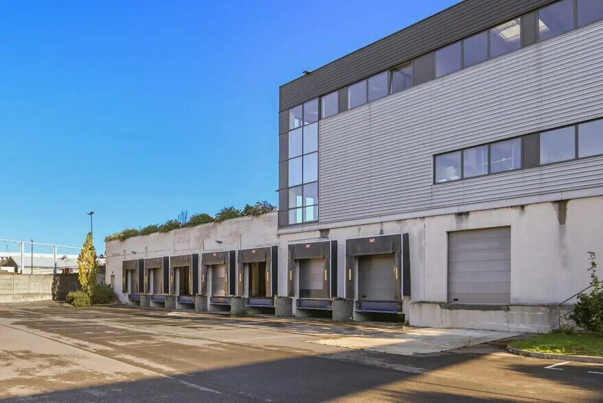 Local d’activités dans Saint-Denis à louer - Photo de l’immeuble – Image 3 sur 11