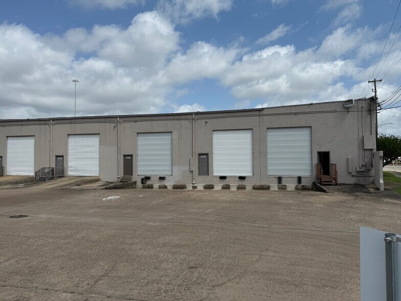 6101-6127 Long Dr, Houston, TX à louer - Photo de l’immeuble – Image 2 sur 8
