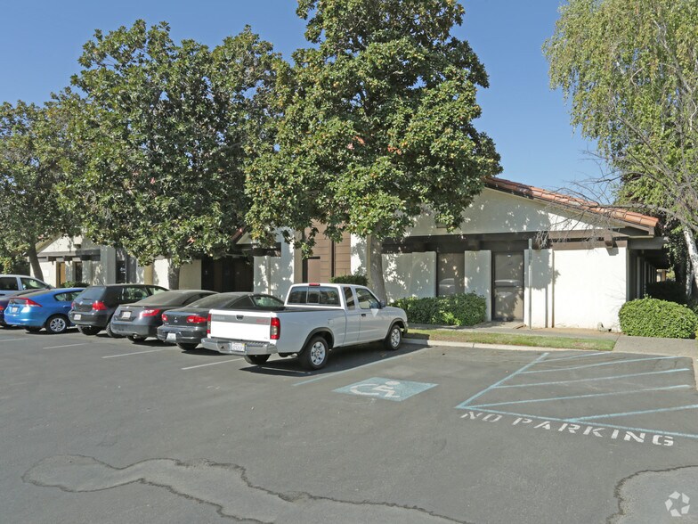 5070 N 6th St, Fresno, CA à vendre - Photo de l’immeuble – Image 1 sur 4
