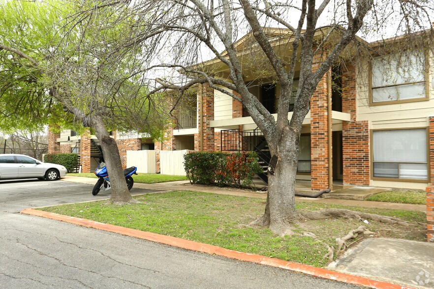 1705 Crossing Pl, Austin, TX à vendre - Photo de l’immeuble – Image 2 sur 5