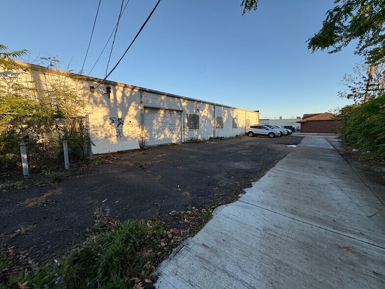 2405 Fort St, Lincoln Park, MI à vendre - Photo de l’immeuble – Image 3 sur 3