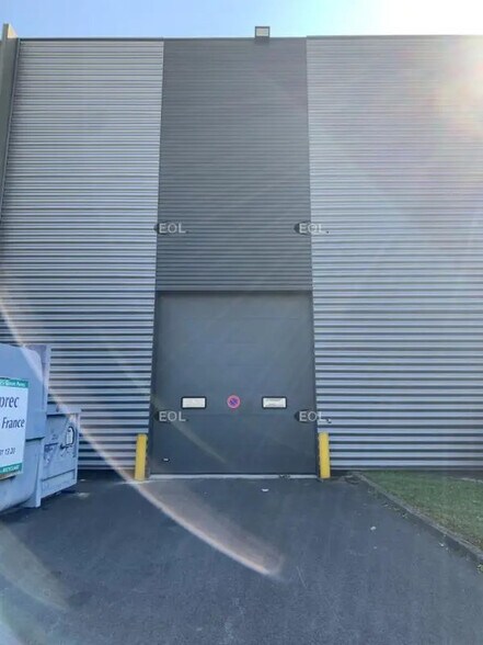 Local d’activités dans Villeneuve-la-Garenne à louer - Photo de l’immeuble – Image 3 sur 13