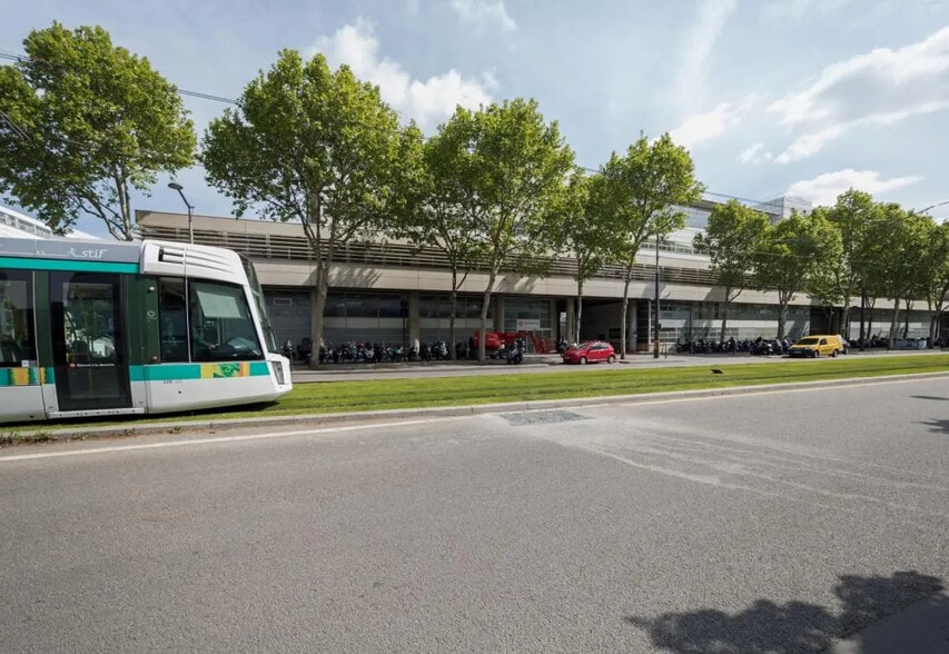 33 Boulevard Du Général Martial Valin, Paris à louer - Photo de l’immeuble – Image 2 sur 9