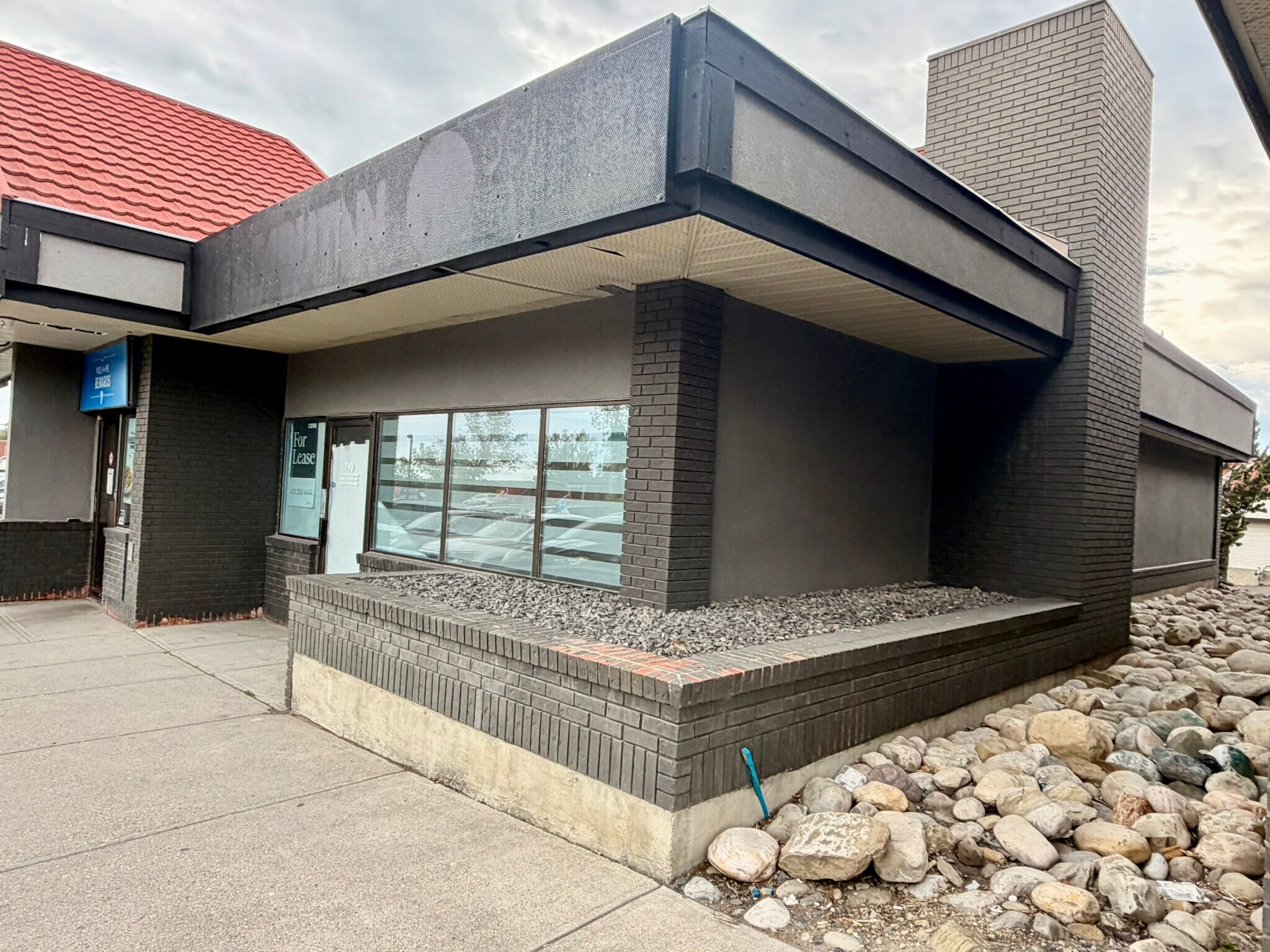 20 Crowfoot Cres NW, Calgary, AB à louer Photo de l’immeuble– Image 1 sur 5
