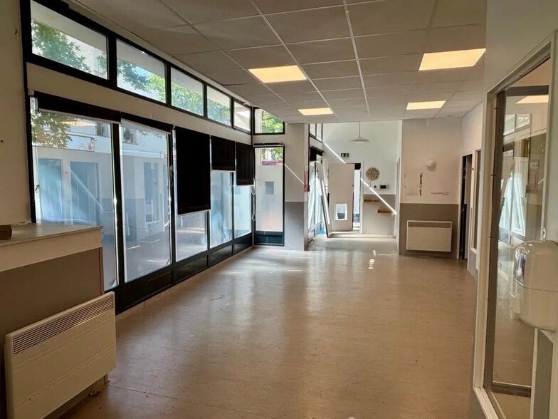 Local commercial dans Suresnes à louer - Photo de l’immeuble – Image 3 sur 6