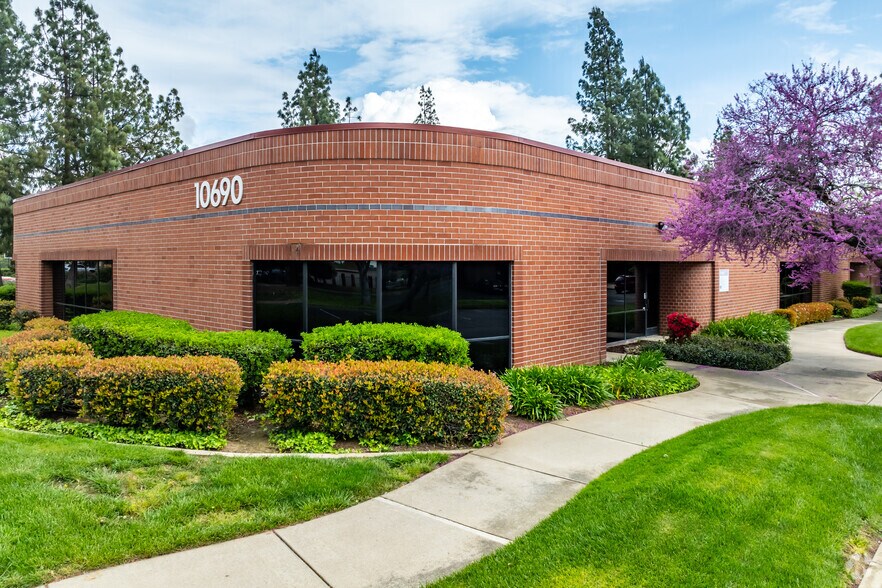 10690 White Rock Rd, Rancho Cordova, CA à vendre - Photo principale – Image 1 sur 12
