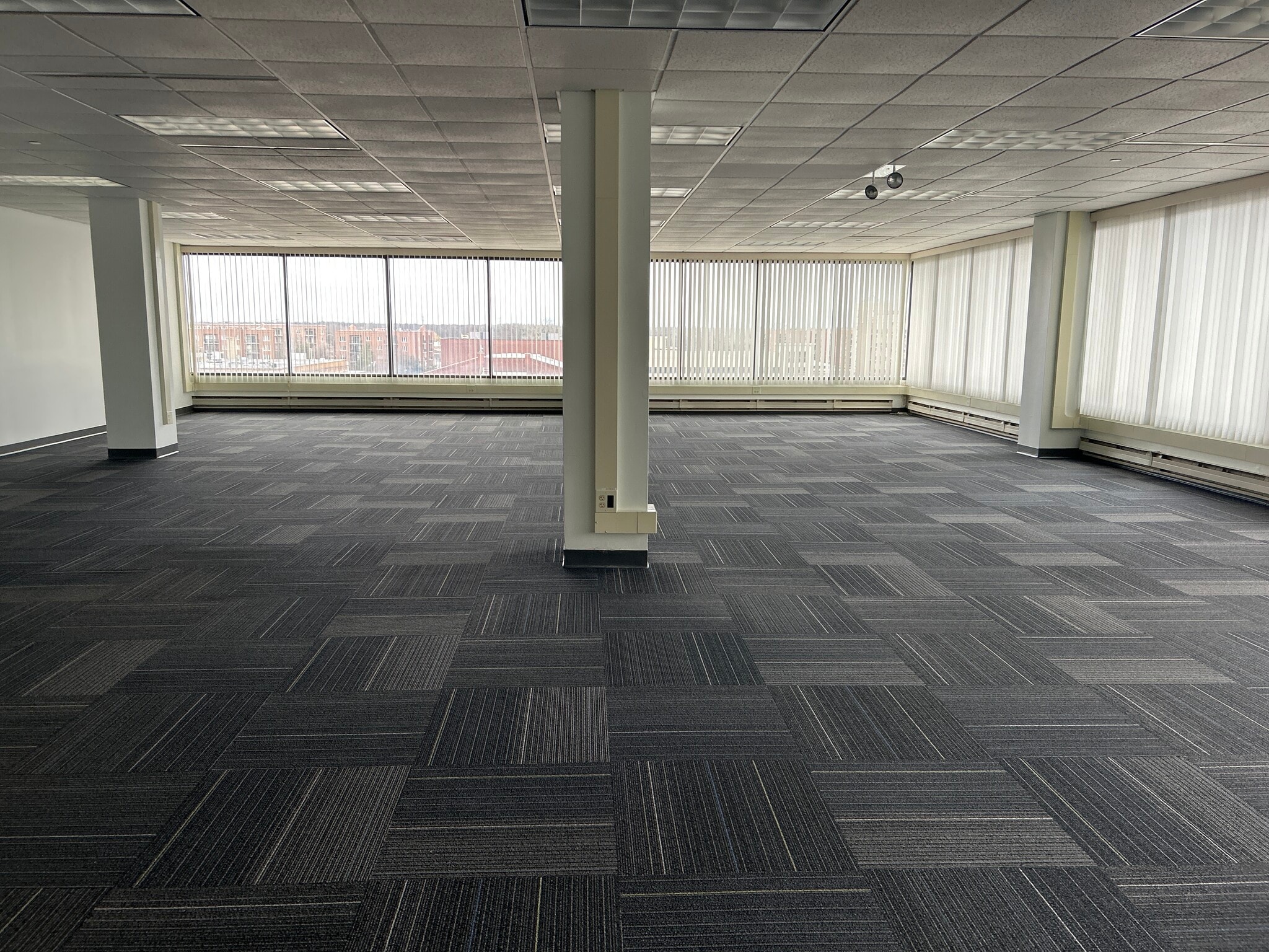 701 Lee St, Des Plaines, IL à louer Photo de l’immeuble– Image 1 sur 3