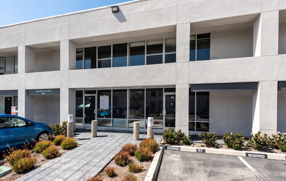 711 W 17th St, Costa Mesa, CA à louer - Photo de l’immeuble – Image 3 sur 8