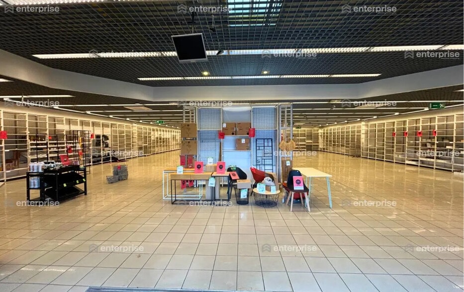 Local commercial dans Saint-Maximin à louer - Photo intérieure – Image 2 sur 5