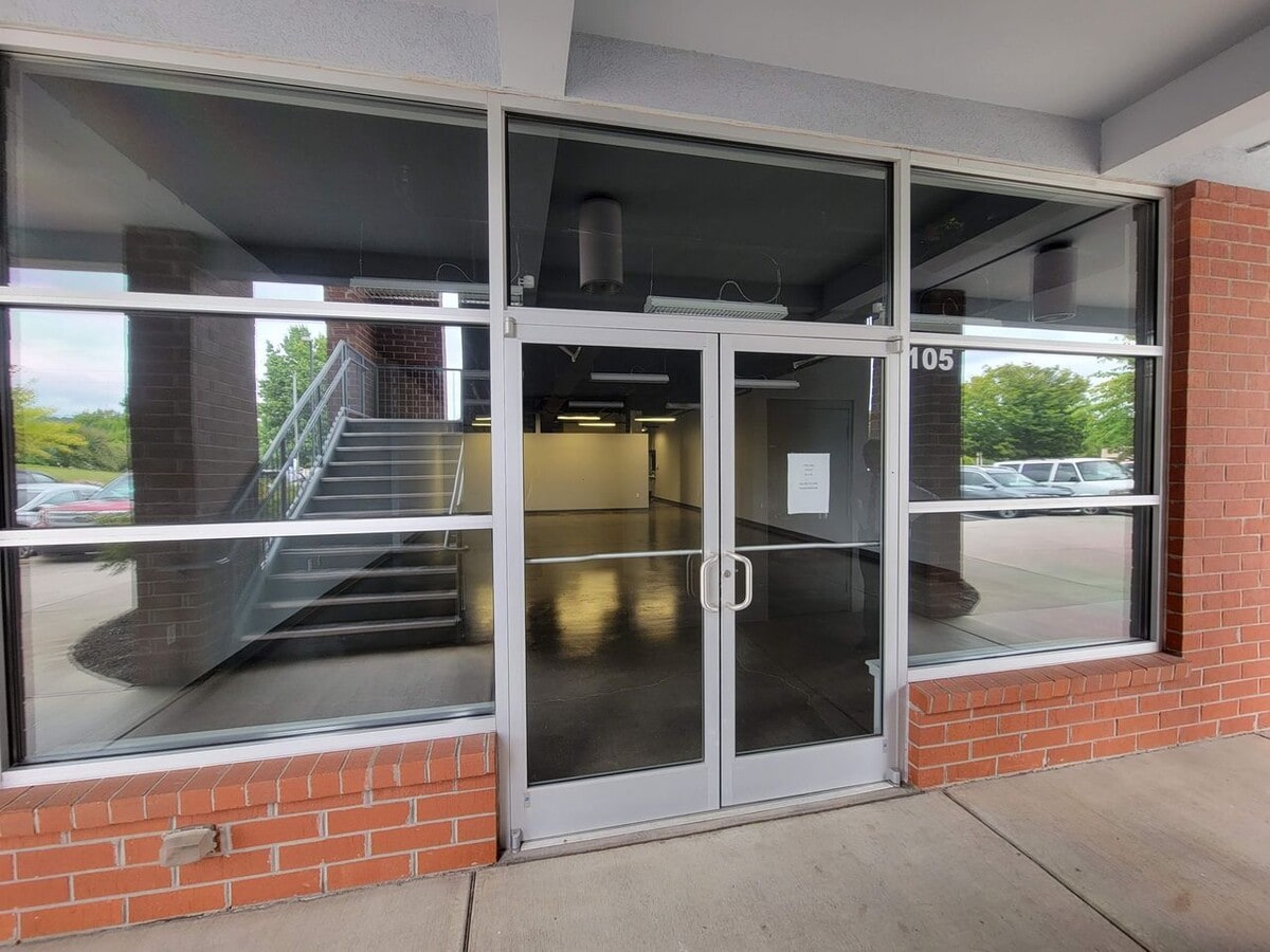 1143 Oak Ridge Tpke, Oak Ridge, TN 37830 - Lot 105 -  - Photo intérieure - Image 1 of 8