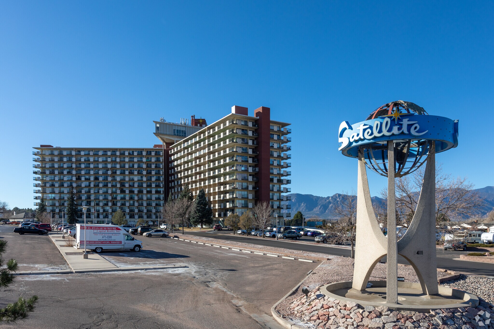 411 Lakewood Cir, Colorado Springs, CO à vendre Photo principale– Image 1 sur 9