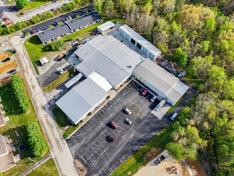 103 Duncan Ln, Radford, VA à vendre - Photo de l’immeuble – Image 2 sur 20