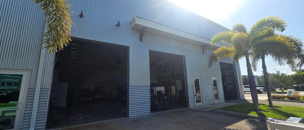 28282 Industrial Rd, Bonita Springs, FL à louer - Photo de l’immeuble – Image 3 sur 7