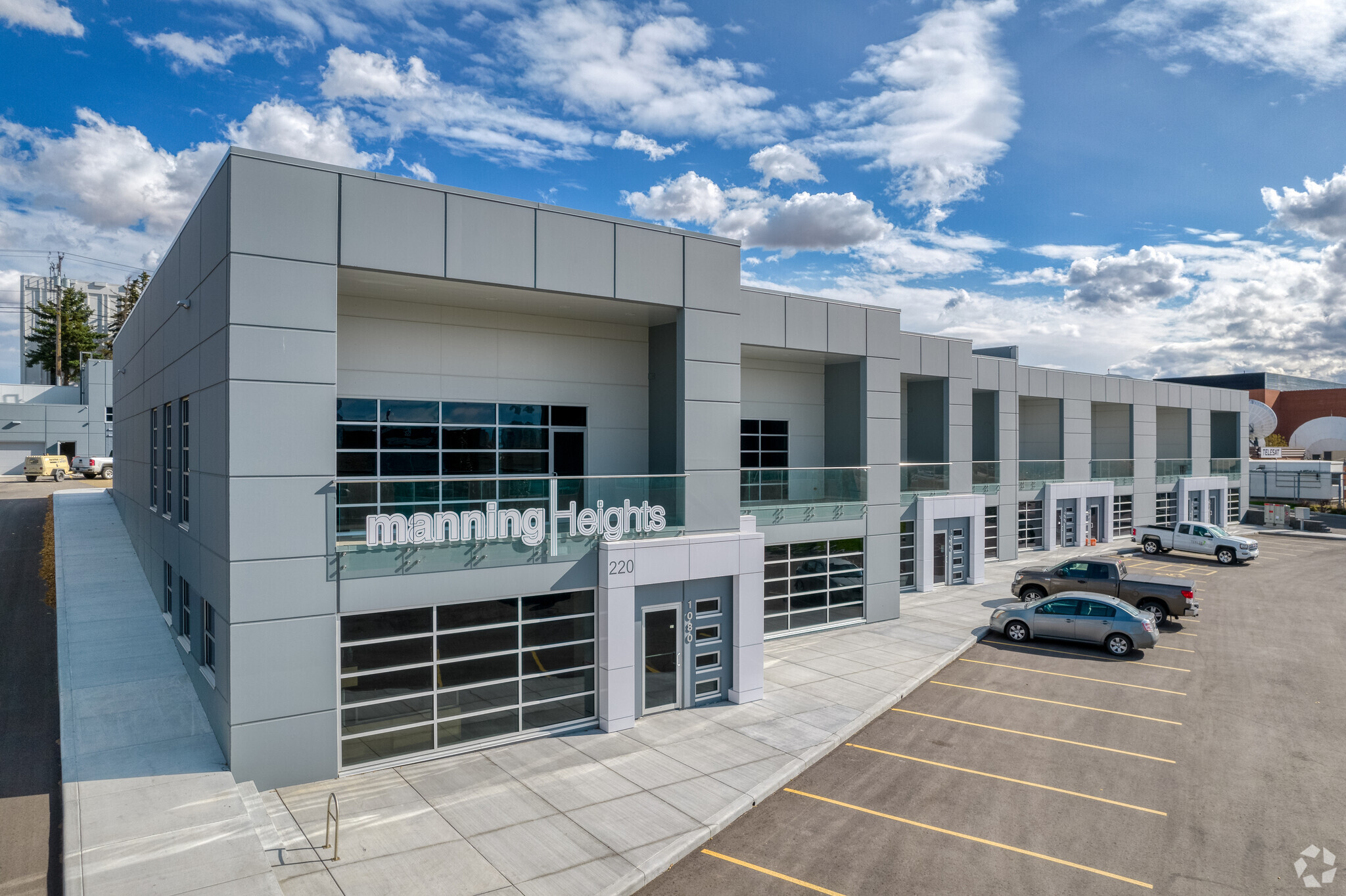 220 Manning Rd NE, Calgary, AB à vendre Photo principale– Image 1 sur 8