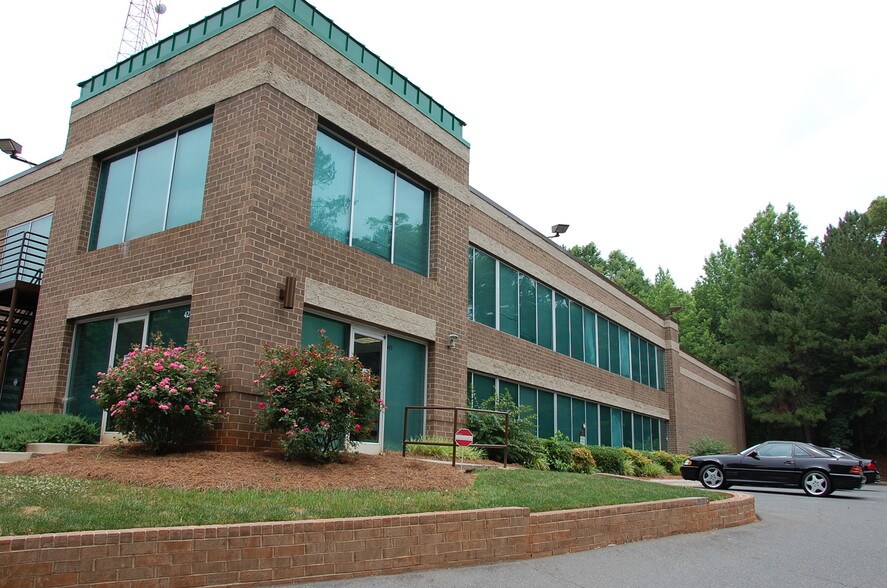425 E Arrowhead Dr, Charlotte, NC à louer - Photo principale – Image 2 sur 9