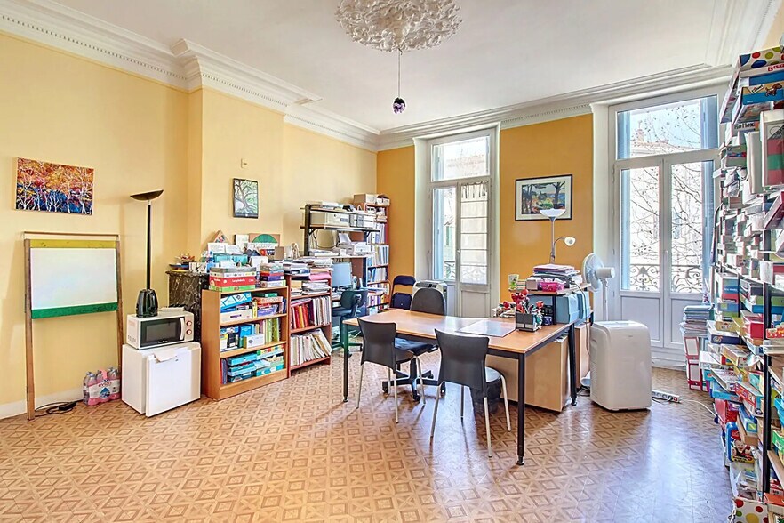 Bureau dans Draguignan à vendre - Photo de l’immeuble – Image 1 sur 10