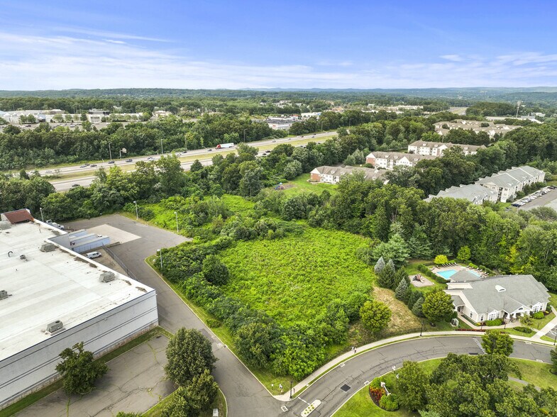 169 Redstone, Manchester, CT à vendre - Photo principale – Image 1 sur 8