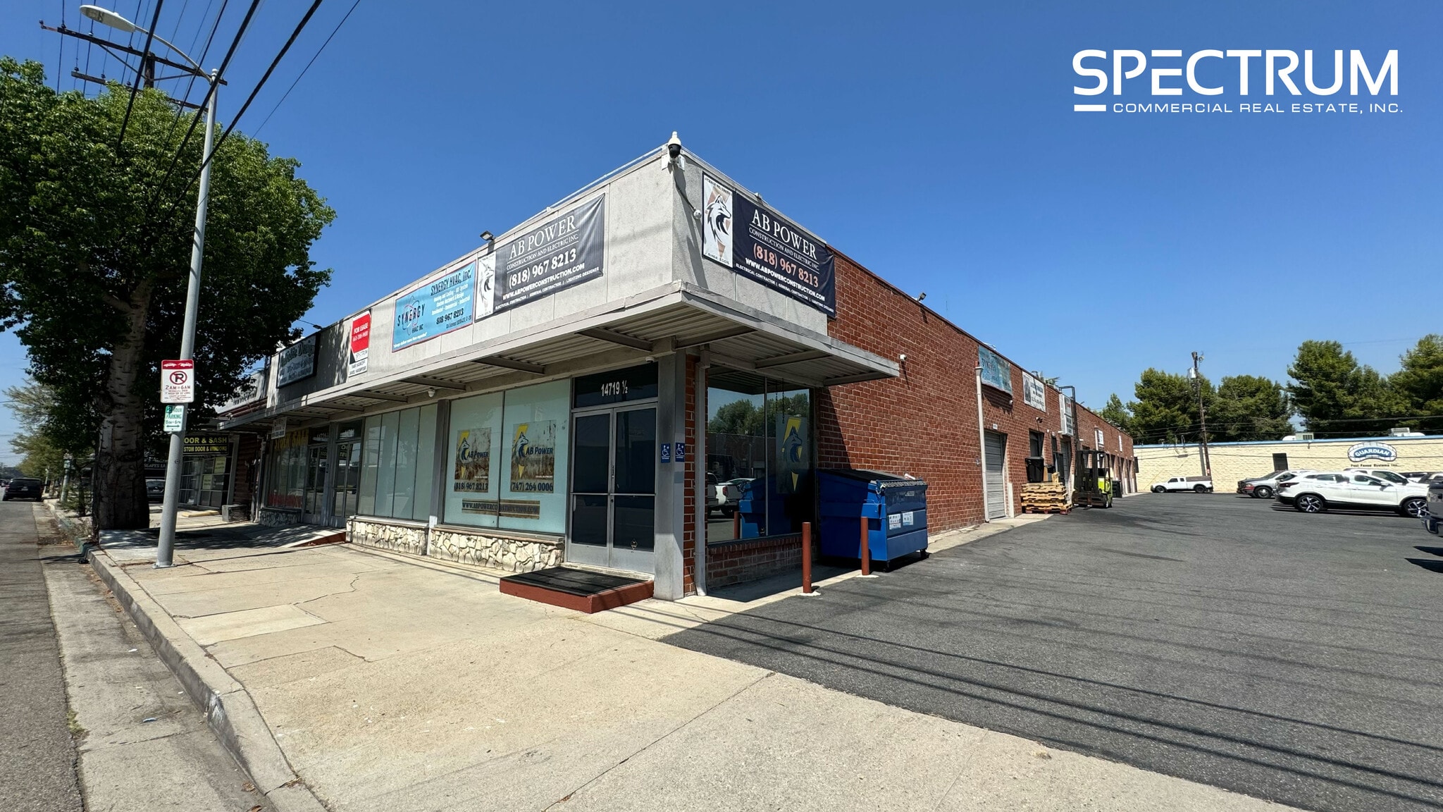 14713-14721 1/2 Oxnard St, Van Nuys, CA à louer Photo principale– Image 1 sur 4