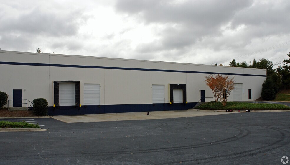 2630 Viceroy Dr, Winston-Salem, NC à louer - Photo de l’immeuble – Image 2 sur 7