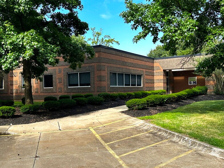 1540 Corporate Woods Pky, Uniontown, OH à vendre - Photo principale – Image 1 sur 3