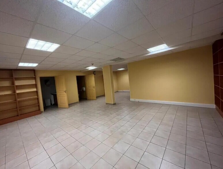 Bureau dans Fontenay-Trésigny à louer - Photo de l’immeuble – Image 2 sur 3