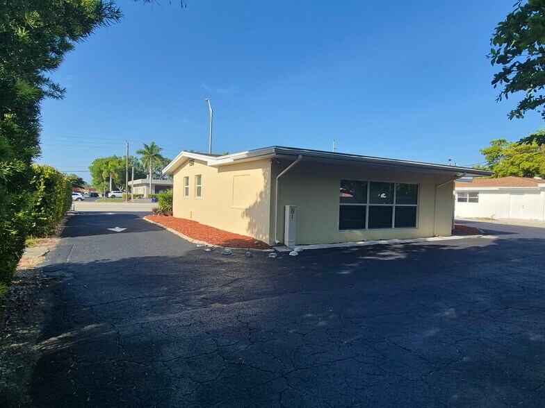1625 Colonial Blvd, Fort Myers, FL à vendre - Photo de l’immeuble – Image 2 sur 18