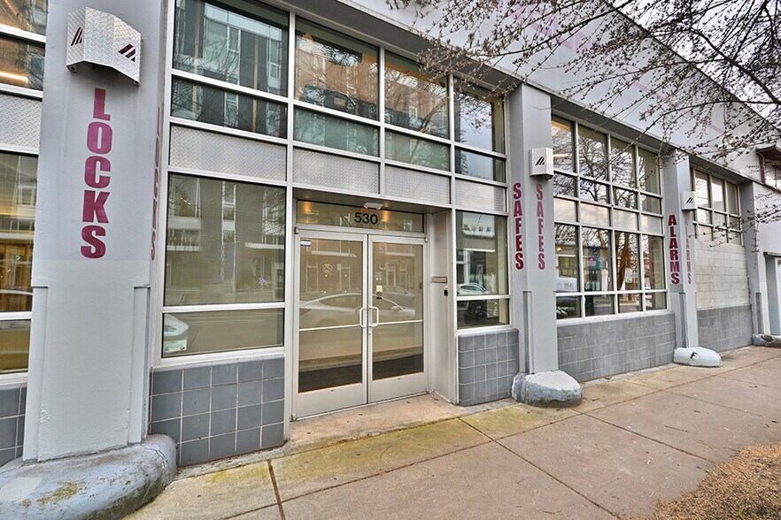 530 NE Couch St, Portland, OR à louer - Photo de l’immeuble – Image 3 sur 32