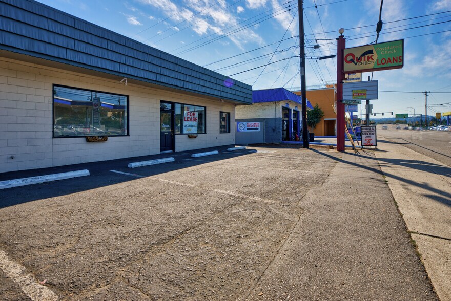 347 NW Garden Valley Blvd, Roseburg, OR à louer - Photo de l’immeuble – Image 2 sur 4
