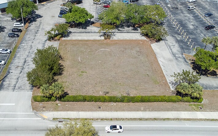 6351 Bayshore Rd, North Fort Myers, FL à louer - Photo de l’immeuble – Image 2 sur 8